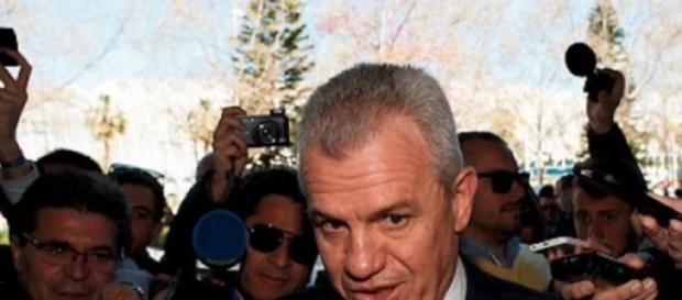 Javier Aguirre rodeado de reporteros. Javier Aguirre rodeado de reporteros.