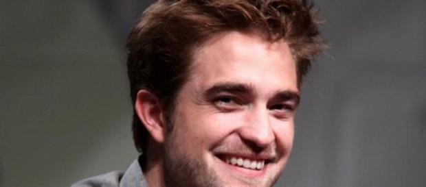 Robert Pattinson está saliendo con FKA Twigs. Robert Pattinson está saliendo con FKA Twigs.