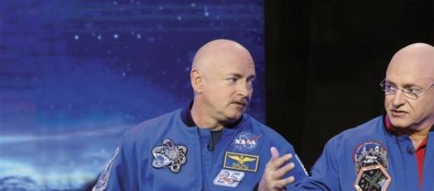 Scott Kelly e Mark Kelly são ambos astronautas Scott Kelly e Mark Kelly são ambos astronautas