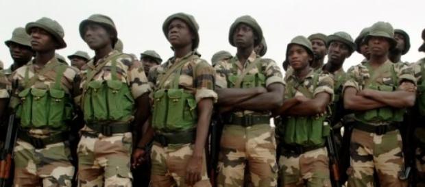 Tropas nigerianas preparam-se para tumultos. Tropas nigerianas preparam-se para tumultos.