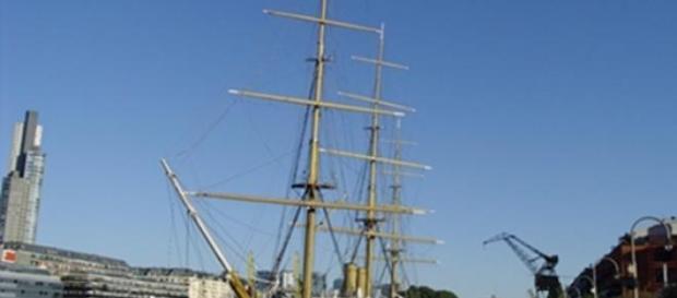 Fragata que se halla en Puerto Madero Fragata que se halla en Puerto Madero