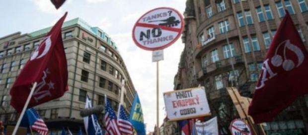 Manifestatii pro si contra NATO la Praga Manifestatii pro si contra NATO la Praga
