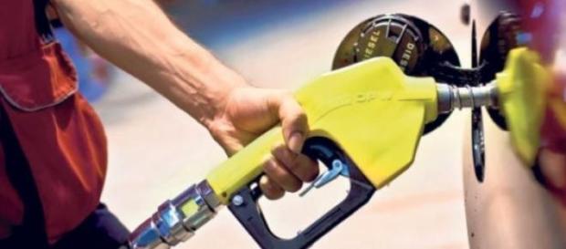 Pretul motorinei scade sub cel al benzinei Pretul motorinei scade sub cel al benzinei