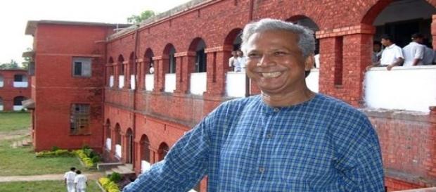 Prof. Yunus vor der Chittagong Collegiate Schule. Prof. Yunus vor der Chittagong Collegiate Schule.