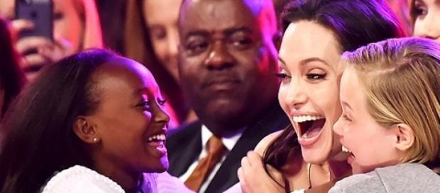 Angelina Jolie esteve presente com as 2 filhas Angelina Jolie esteve presente com as 2 filhas
