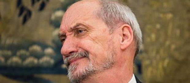 Antoni Macierewicz - mistrz irracjonalnych hipotez Antoni Macierewicz - mistrz irracjonalnych hipotez
