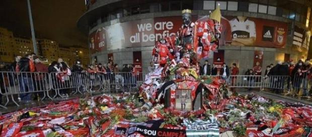 Estátua é outra homenagem feita a Eusébio Estátua é outra homenagem feita a Eusébio