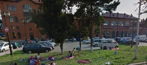 Romii au iesit la picnic in fara garii din Suceava Romii au iesit la picnic in fara garii din Suceava