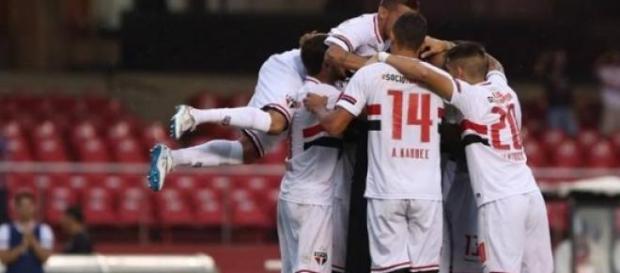 São Paulo vence o Linense e garante classificação São Paulo vence o Linense e garante classificação