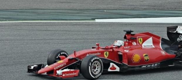 Sebastian Vettel concurează pentru Ferrari în 2015 Sebastian Vettel concurează pentru Ferrari în 2015