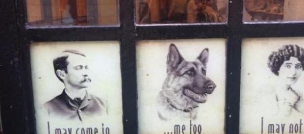 A barbearia que ostenta a discriminação à porta. A barbearia que ostenta a discriminação à porta.