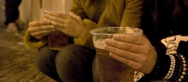 Beber álcool na rua à noite poderá ser proibido Beber álcool na rua à noite poderá ser proibido