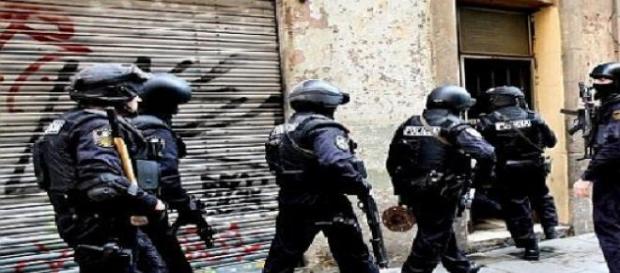Hay tres detenidos, dos hombres y una mujer Hay tres detenidos, dos hombres y una mujer