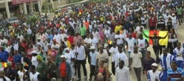 Multitud en mercado nigeriano Multitud en mercado nigeriano
