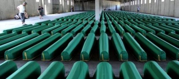 No massacre de Srebrenica morreram 8.000 pessoas. No massacre de Srebrenica morreram 8.000 pessoas.