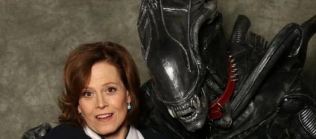 Sigourney Weaver con un Alien Sigourney Weaver con un Alien