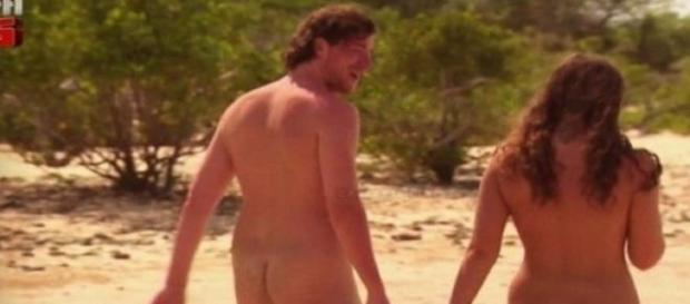 un Adam et une Eve marchant sur la plage un Adam et une Eve marchant sur la plage