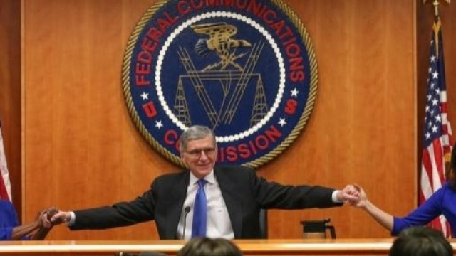 Tom Wheeler si congratula con i commissari 