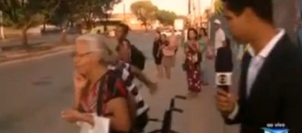 Cadeirante se levanta ao vivo Cadeirante se levanta ao vivo