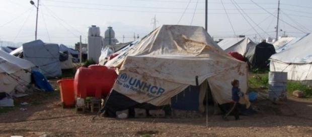 Campo de refugiados atingido por imensa explosão. Campo de refugiados atingido por imensa explosão.