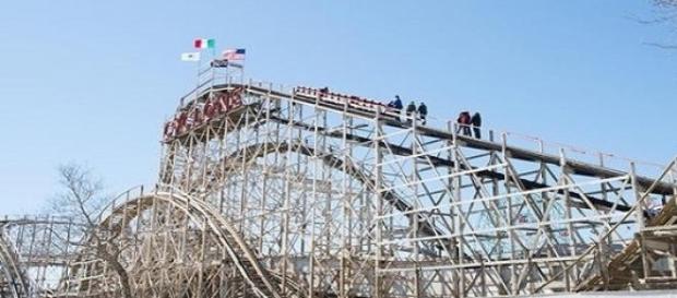 Caruselul Cyclone din Luna Park, SUA Caruselul Cyclone din Luna Park, SUA