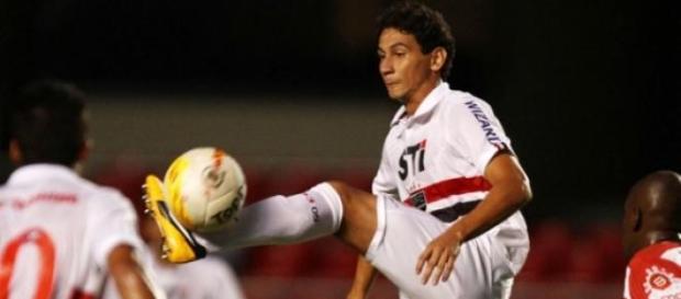 Ganso atuando na vitória contra a Linense Ganso atuando na vitória contra a Linense