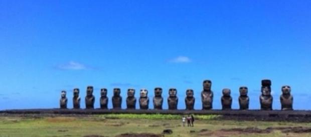 Grupo de 15 moais en medio de la Isla de Pascua Grupo de 15 moais en medio de la Isla de Pascua