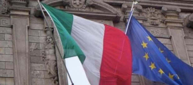 In foto, la bandiera dell'Italia e dell'UE In foto, la bandiera dell'Italia e dell'UE