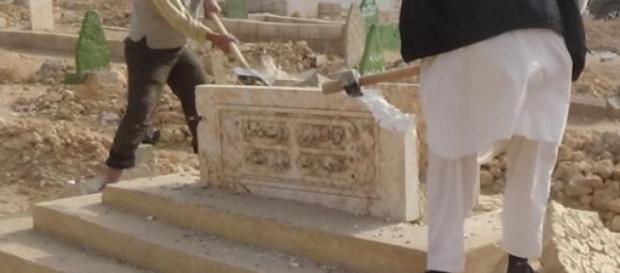 ISIS-Kämpfer zerstören Gräber in Raqqa und Idlib. ISIS-Kämpfer zerstören Gräber in Raqqa und Idlib.