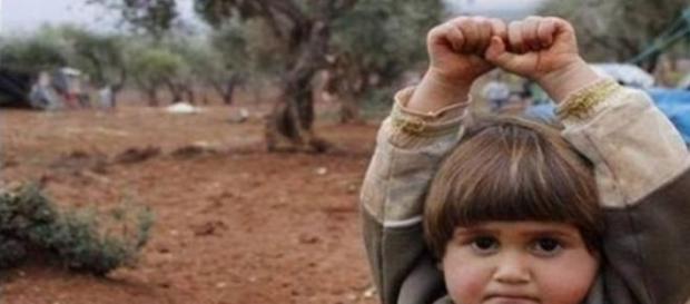 La niña se rinde porque cree que es un arma La niña se rinde porque cree que es un arma
