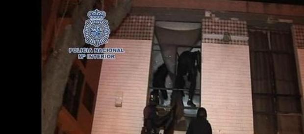 Policias entrando en un domicilio Policias entrando en un domicilio