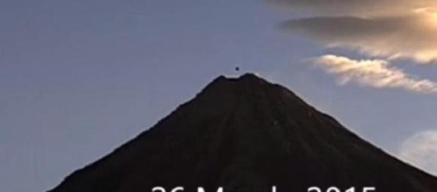 Ufo: spettacolare avvistamento sopra vulcano Ufo: spettacolare avvistamento sopra vulcano
