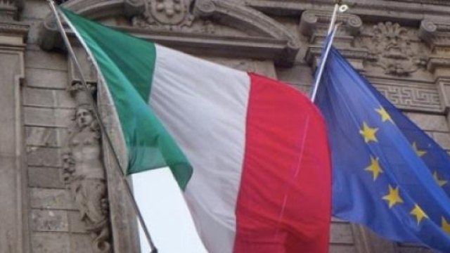 In foto, la bandiera dell'Italia e dell'UE