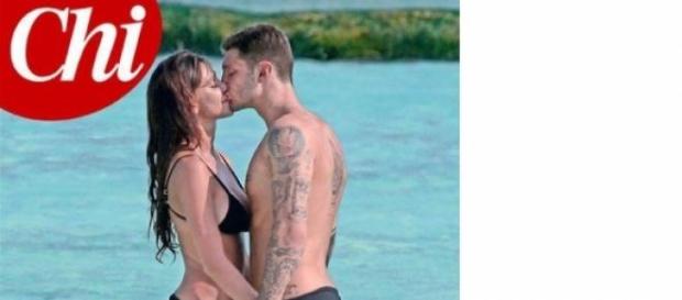 Belen Rodriguez e Stefano De Martino su Chi. Belen Rodriguez e Stefano De Martino su Chi.