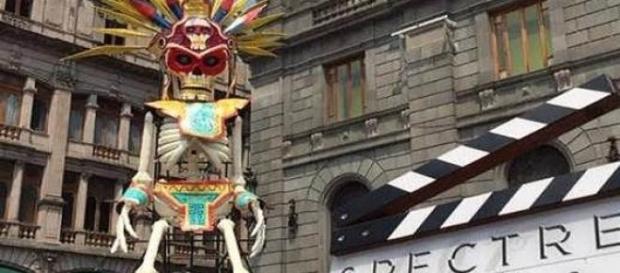 Calavera de papel maché en el Munal, México. Calavera de papel maché en el Munal, México.