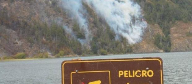 El fuego descontrolado avanza hacia los poblados El fuego descontrolado avanza hacia los poblados