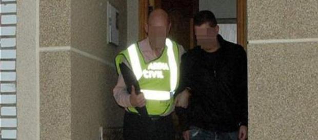 La Guardia Civil, sacando detenido a @Pianelo La Guardia Civil, sacando detenido a @Pianelo