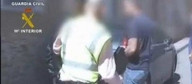 Tuitero arrestado por los agentes en su casa. Tuitero arrestado por los agentes en su casa.