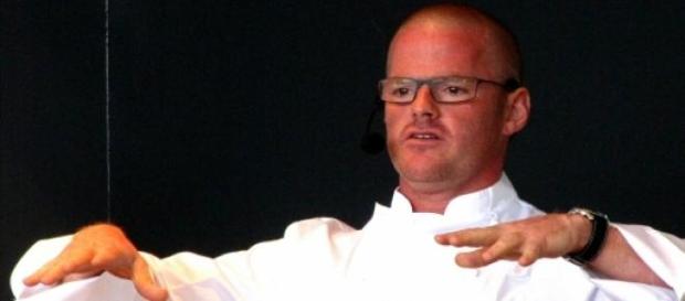 Un chef explicando su plato gastronómico. Un chef explicando su plato gastronómico.