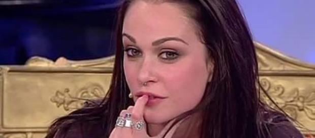 Valentina bacia due ragazzi in esterna Valentina bacia due ragazzi in esterna