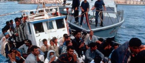 Migrants rescue boat off the Italian coasts