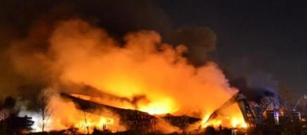 115 bombeiros apoiados por 51 veículos. 115 bombeiros apoiados por 51 veículos.