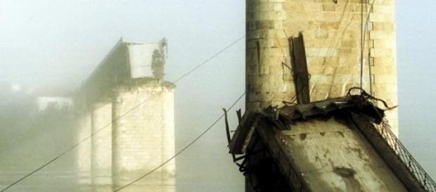 A queda da Ponte de Entre-os-Rios colheu 59 vidas A queda da Ponte de Entre-os-Rios colheu 59 vidas