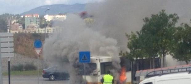 Autocarro arde junto ao Fórum Coimbra. Autocarro arde junto ao Fórum Coimbra.