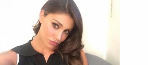 Belen Rodriguez su Emma e su Cecilia all'Isola. Belen Rodriguez su Emma e su Cecilia all'Isola.