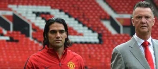 Falcao e van Gaal de costas voltadas Falcao e van Gaal de costas voltadas