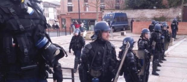 Les CRS encerclent les manifestants à Gaillac Les CRS encerclent les manifestants à Gaillac