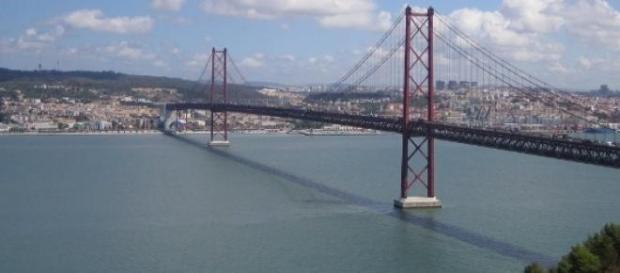 Ponte 25 de Abril (imagem Wikipédia) Ponte 25 de Abril (imagem Wikipédia)