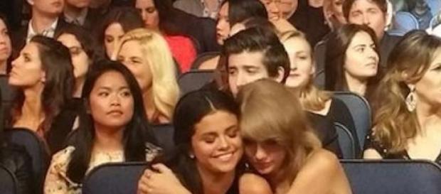 Taylor Swift und Selena Gomez sind beste Freunde. Taylor Swift und Selena Gomez sind beste Freunde.