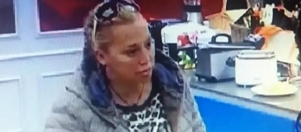 Belén increpando a Coman, con gesto serio. Belén increpando a Coman, con gesto serio.